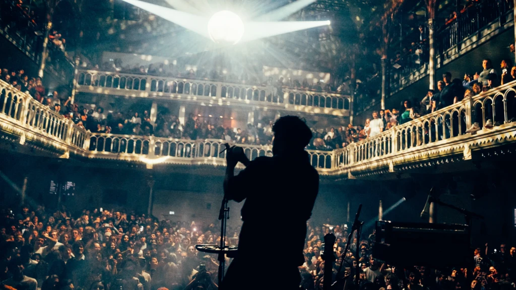 Peter Cat Recording Co. frontman Suryakant Sawhney performing live at Paradiso in Amsterdam in 2024.